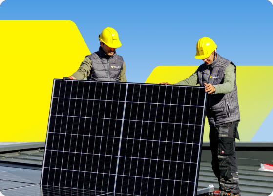 Echipă de instalare panouri solare